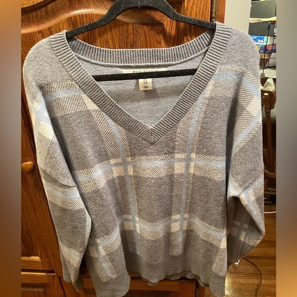 Max Studio sweater Women's‎ 1X Gray blue white striped Soft V neck. Plus Size. - Picture 1 of 4